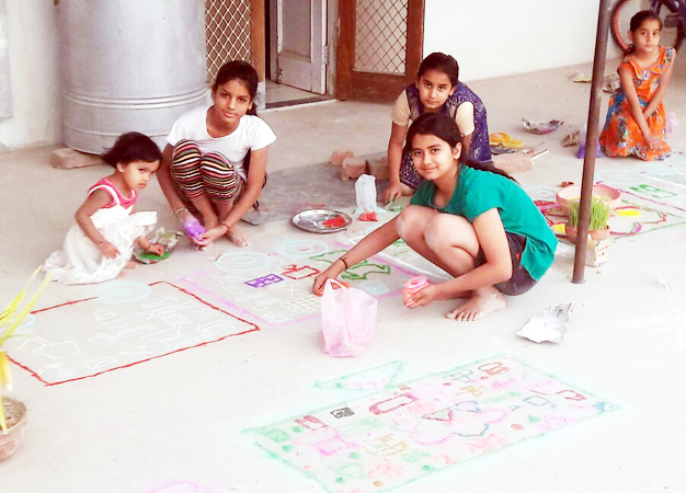 बीकानेर में गणगौर तीज के अवसर पर रंगोली सजाती बालिकाएं। फोटो : संजय बोड़ा