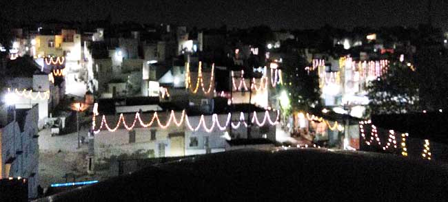 बीकानेर में हिन्दू नववर्ष के स्वागत में रंग-बिरंगी रोशनी से सजा हमालों की बारी क्षेत्र। फोटो : राजेश छंगाणी