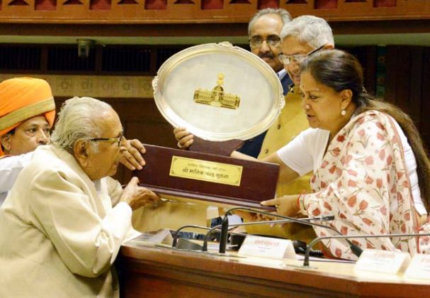 लूणकरनसर विधायक मानिकचंद सुराना को सम्मानित करतीं मुख्यमंत्री वसुंधरा राजे।