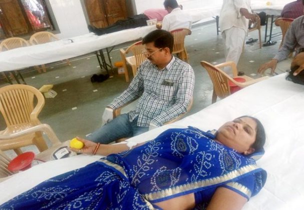 पीपा क्षत्रिय भवन में आयोजित शिविर में रक्तदान करतीं महिला।
