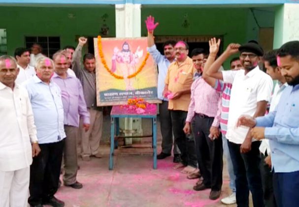 परशुराम जयंती पर सार्वजनिक अवकाश घोषित करने पर बीकानेर में खुशियां मनाते ब्राह्मण समाज के लोग।