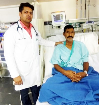 बीकानेर के फोर्टिस अस्पताल में इलाज के बाद रोगी रामलाल के साथ डॉ. रामेश्वर बिश्नोई।