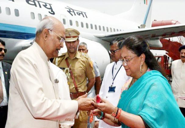 एयरपोर्ट पर राष्ट्रपति रामनाथ कोविंद का स्वागत करतीं मुख्यमंत्री वसुंधरा राजे।