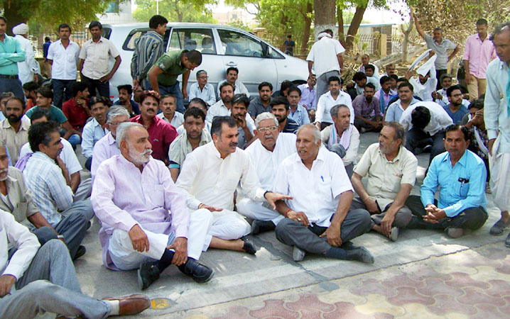 सुशील सुथार मृत्यु मामले में पीबीएम अस्पताल के मॉर्चरी के आगे धरने पर बैठे लोग।