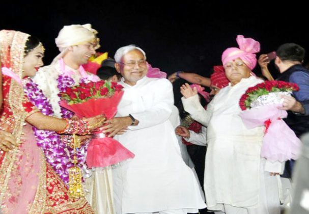 तेज-ऐश्वर्या की शादी समारोह में बिहार के मुख्यमंत्री नीतिश कुमार व लालू प्रसाद यादव।