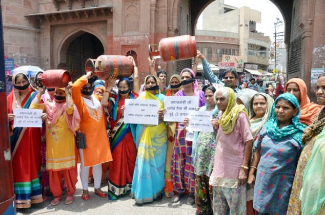 बीकानेर शहर जिला महिला कांग्रेस की अध्यक्ष सुनीता गौड़ के नेतृत्व में कोटगेट पर विरोध प्रदर्शित करती महिलाएं।