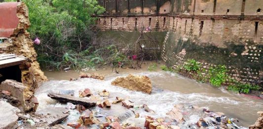 बीकानेर में जूनागढ़ खाई की ध्वस्त हुई दीवार में जा रहा पानी का सैलाब। फोटो : विक्रम जीत कड़ेला