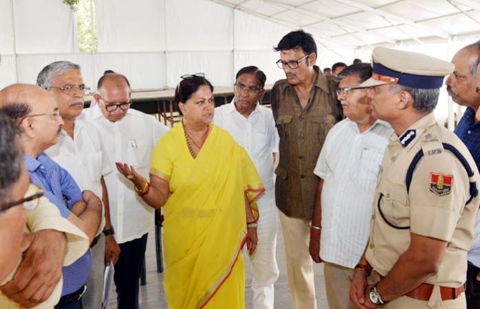 Rajasthan chief minister Vashundhara 2 पीएम मोदी के जयपुर में प्रस्तावित कार्यक्रम के मद्देनजर सुरक्षा व्यवस्थाओं का जायजा लेतीं मुख्यमंत्री वसुंधरा राजे।