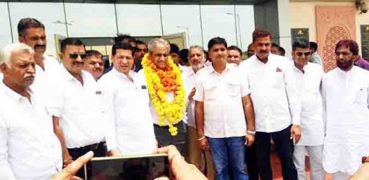 बीकानेर के नाल एयरपोर्ट पर पीसीसी सदस्य डॉ. राजू व्यास का स्वागत करते कांग्रेस कार्यकर्ता। फोटो : संजय बोड़ा