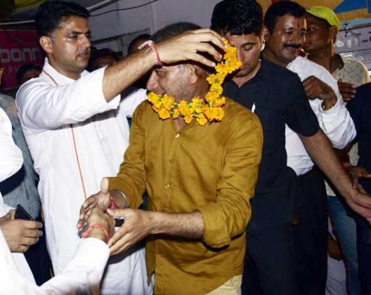 बीकानेर के जस्सूसर गेट के बाहर कांग्रेस प्रदेशाध्यक्ष सचिन पायलट प्रदेश कांग्रेस सचिव राजकुमार किराड़ू का माल्यार्पण करते।