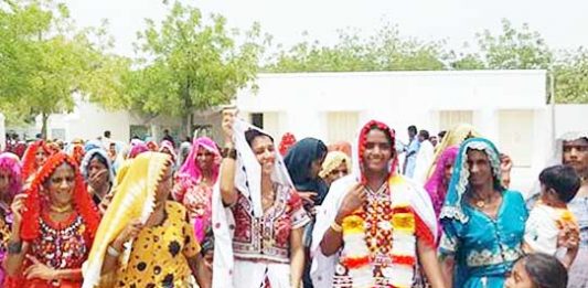 पाकिस्तान के थारपरकर असेंबली क्षेत्र में चुनाव प्रचार करतीं हिन्दू महिला सुनीता परमार।