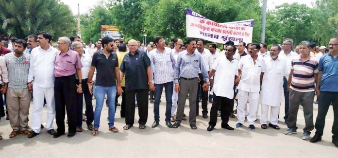 Bikaner Vyapar udhayog mandal 10 aug बीकानेर में शुक्रवार को जिला कलक्ट्री परिसर में मानव शृंखला बनाकर अपना विरोध व्यक्त करते बीकानेर व्यापार उद्योग मंडल से जुड़े व्यापारी।