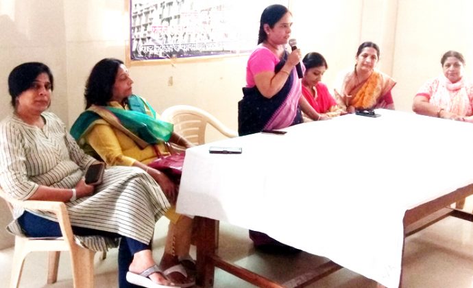 बीकानेर के कोठारी अस्पताल में विश्व स्तनपान सप्ताह के तहत आयोजित संगोष्ठी को संबोधित करतीं डॉ. चित्रा शर्मा।
