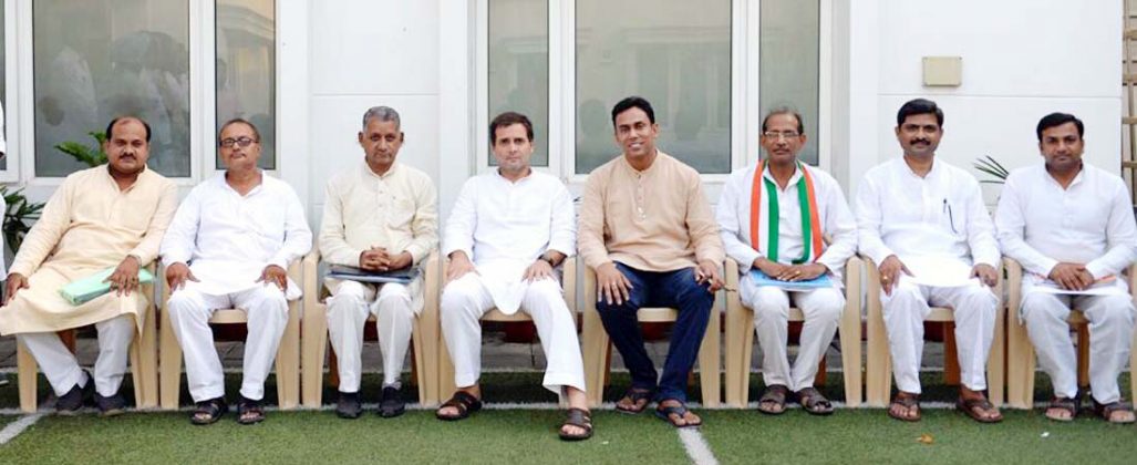 कांग्रेस के राष्ट्रीय अध्यक्ष राहुल गांधी के साथ राजकुमार किराड़ू व अन्य कांग्रेस नेता।