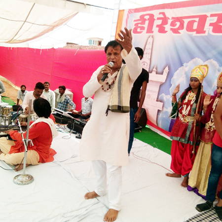 श्रीहीरेश्वर महादेव मंदिर महोत्सव में भजन प्रस्तुत करते प्रसिद्ध भजन गायक सांवरलाल रंगा। फोटो : संजय बोड़ा