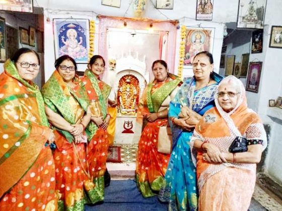 बीकानेर में पुष्करणा दिवस के उपलक्ष्य में मां उष्ट्रवाहिनी मंदिर में विशेष पूजा-अर्चना कार्यक्रम में शामिल पुष्करणा महिला मंडल की पदाधिकारी।