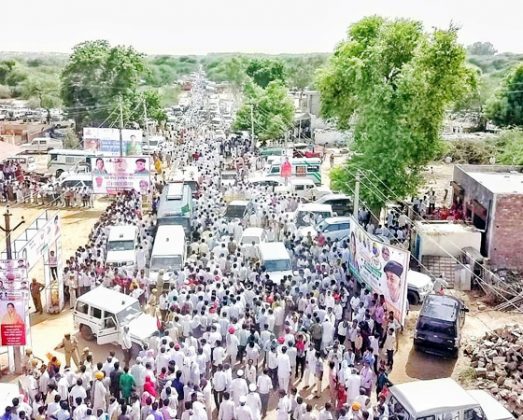 बीकानेर में सीएम वसुंधरा राजे की राजस्थान गौरव यात्रा के दौरान उमड़ी भीड़।