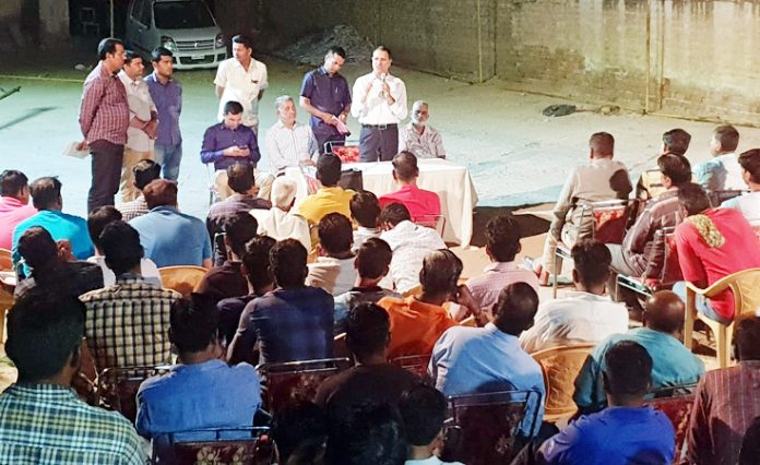 bikaner congress कांग्रेस के राष्ट्रीय अध्यक्ष राहुल गांधी के प्रस्तावित बीकानेर दौरे के मद्देनजर तैयारी बैठक को संबोधित करते नेता प्रतिपक्ष रामेश्वर लाल डूडी, पास में बैठे हैं पीसीसी सचिव राजकुमार किराडू।