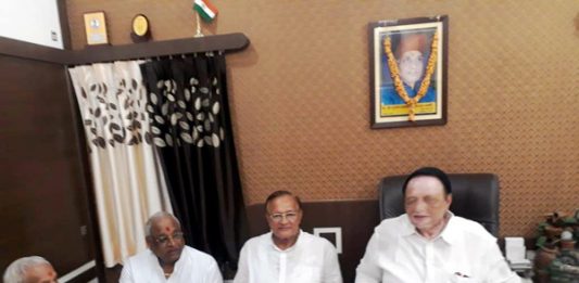 एक साथ बैठे शहर कांग्रेस के पूर्व अध्यक्ष जनार्दन कल्ला, पूर्व मंत्री डॉ. बी. डी. कल्ला और बाबू जयशंकर जोशी।