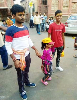 जोधपुर जिले के ओसियां माताजी धाम के दर्शनार्थ बीकानेर से रवाना हुई चार साल की पैदल यात्री वशिका।