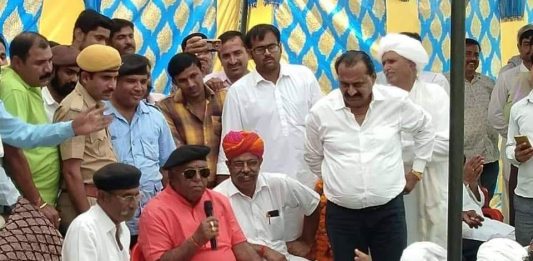 कोलायत विधानसभा क्षेत्र के गांव बरसलपुर में पूर्व मंत्री देवीसिंह भाटी जनसभा को संबोधित करते हुए।