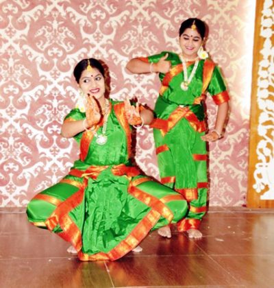 बीकानेर के धरणीधर रंगमंच में भरतनाट्यम् की प्रस्तुति देतीं बाल कलाकार कृपा और श्रद्धा व्यास।