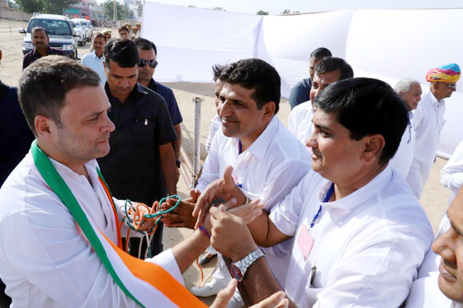 बीकानेर दौरे के दौरान राहुल गांधी से मिलते युवा नेता कौशल एवं बीकानेर देहात कोंग्रेस कोषाध्यक्ष कौशल दुग्गड़ ।