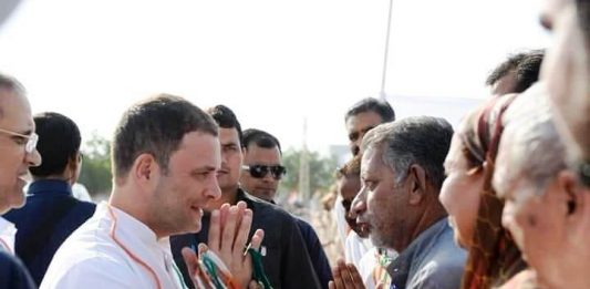 बीकानेर दौरे के दौरान राहुल गांधी से मिलते राजीव गांधी पंचायत राज प्रकोष्ठ के राष्ट्रीय महासचिव एवं पीसीसी सेक्रेटेरी राजकुमार किराड़ू