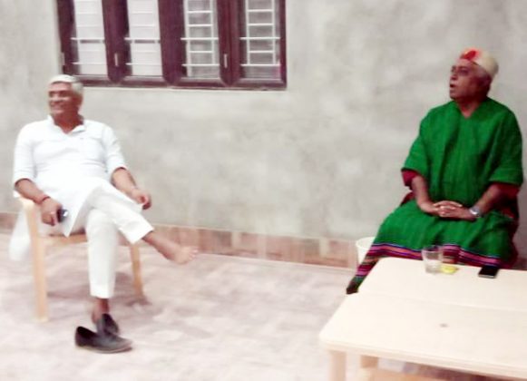 केन्द्रीय मंत्री गजेन्द्र सिंह शेखावत एवं पूर्व मंत्री देवी सिंह भाटी शनिवार को यहां बीकानेर में स्थित फार्म हाउस में बातचीत करते हुए।