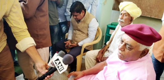 बीकानेर में सोमवार को बरसलपुर हाउस में पत्रकारों से बातचीत करते भाजपा नेता देवीसिंह भाटी।