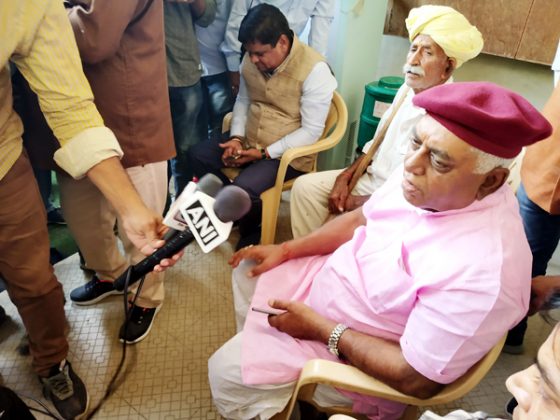 बीकानेर में सोमवार को बरसलपुर हाउस में पत्रकारों से बातचीत करते भाजपा नेता देवीसिंह भाटी।