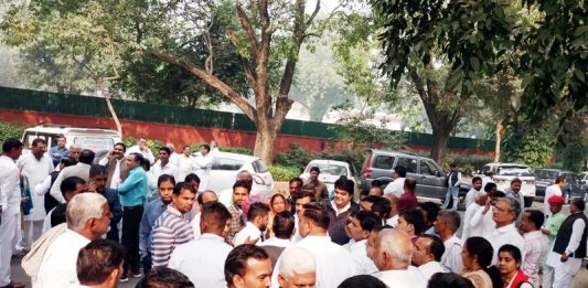 नई दिल्ली में शनिवार सुबह सीईसी की चेयरपर्सन कुमारी शैलजा के निवास पर उनसे मिलने के लिए उमड़ी टिकटार्थियों की भीड़।फोटो : अभय इंडिया