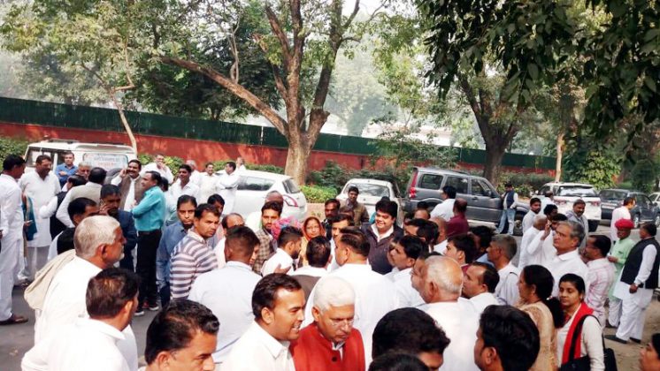 नई दिल्ली में शनिवार सुबह सीईसी की चेयरपर्सन कुमारी शैलजा के निवास पर उनसे मिलने के लिए उमड़ी टिकटार्थियों की भीड़।फोटो : अभय इंडिया