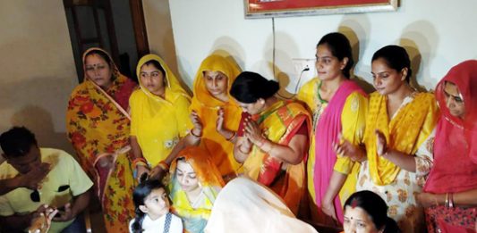 बीकानेर में सोमवार को बरसलपुर हाउस में पत्रकारों से बातचीत करतीं कोलायत विधानसभा सीट से भाजपा प्रत्याशी पूनम कंवर। फोटो : संजय बोड़ा