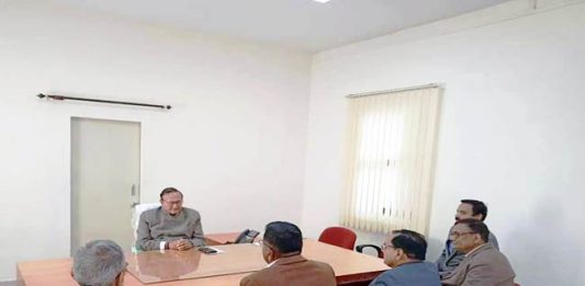शासन सचिवालय में अधिकारियों के साथ बैठक करते ऊर्जा, जन स्वास्थ्य अभियांत्रिकी (जलदाय), भू-जल, कला, संस्कृति एवं पुरातत्व विभाग के मंत्री डॉ. बी. डी. कल्ला।