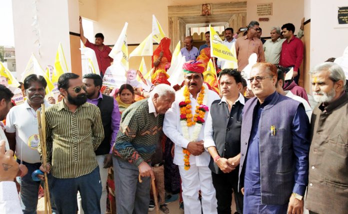 gopal gahlot 4 nov बीकानेर के श्रीबड़ा गणेशजी मंदिर के दर्शनों के बाद रोड शो निकालते दिग्गज नेता एवं निर्दलीय प्रत्याशी गोपाल गहलोत। फोटो : संजय बोड़ा