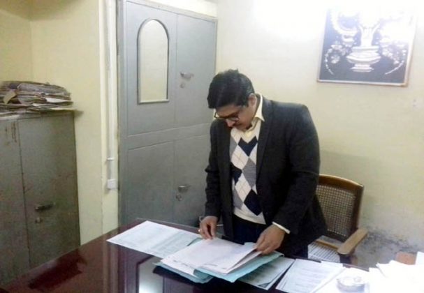 बीकानेर में नगर निगम कार्यालय के आकस्मिक निरीक्षण के दौरान रजिस्टर की जांच करते जिला कलक्टर कुमारपाल गौतम।