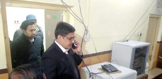 बीकानेर के श्रम विभाग में निरीक्षण के दौरान अफसर नदारद मिले। अधिकारियों को फोन करते कलक्टर कुमारपाल गौतम।