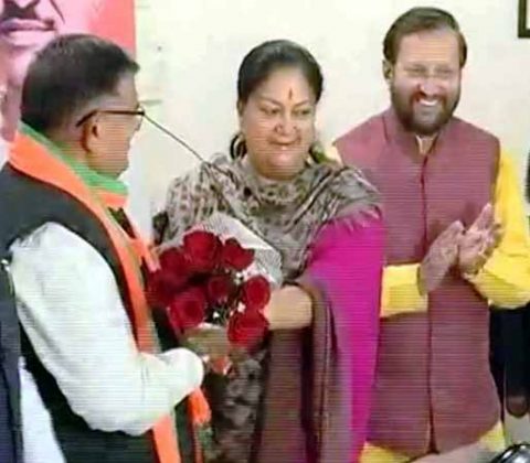 राजस्थान में नेता प्रतिपक्ष नियुक्त होने के बाद गुलाबचंद कटारिया को बधाई देतीं पूर्व सीएम वसुंधरा राजे।