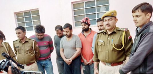 बीकानेर में जयनारायण व्यास कॉलोनी थाना पुलिस की क्रिकेट सट्टे पर की गई कार्रवाई में पकड़े गए बुकी और बरामद उपकरण।