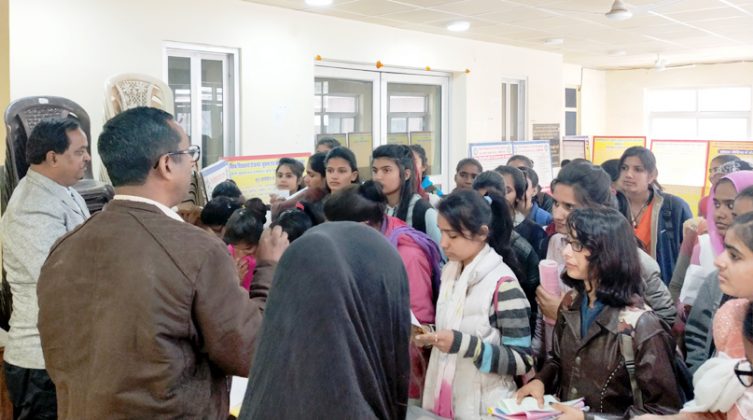 बीकानेर के एम. एस. कॉलेज में आयोजित केरियर प्रदर्शनी में छात्राओं को गुर बताते जिला रोजगार अधिकारी एवं काउंसलर।