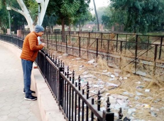 बीकानेर में पब्लिक पार्क में फैली गंदगी का जायजा लेते कलक्टर कुमारपाल गौतम।