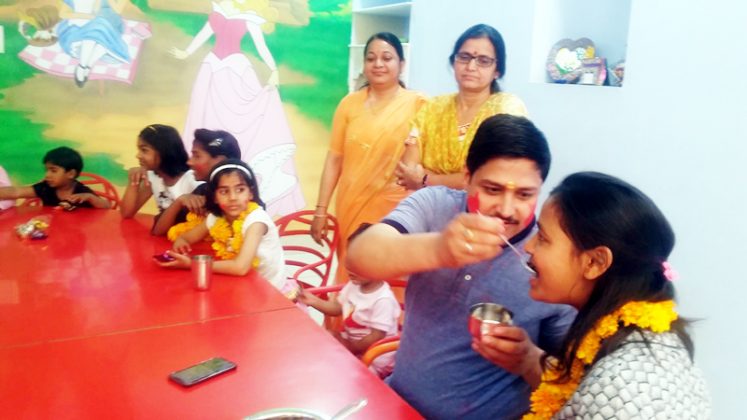 बीकानेर में बालिका गृह के उड़ान सदन में आवासित बालिकाओं को खाना खिलाते कलक्टर कुमारपाल गौतम।