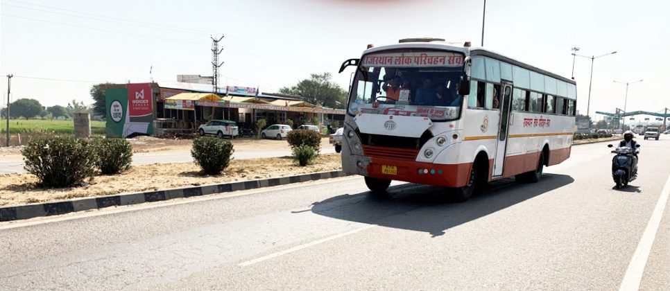 जयपुर-सीकर मार्ग पर लोक परिवहन की इसी बस के चालक व परिचालक के खिलाफ विभाग और मंत्री को शिकायत की गई है।जयपुर-सीकर मार्ग पर लोक परिवहन की इसी बस के चालक व परिचालक के खिलाफ विभाग और मंत्री को शिकायत की गई है।
