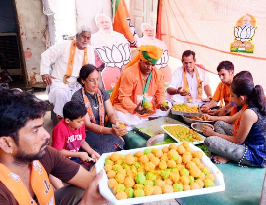 बीकानेर में भाजपा के रंग में रंगे लड्डू तैयार करते धर्मेन्‍द्र अग्रवाल व उनके साथी।