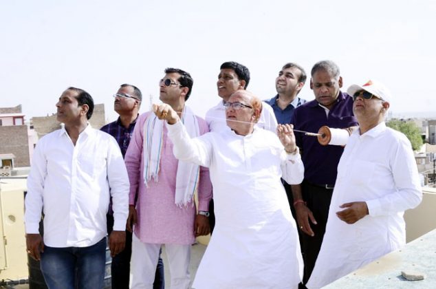 बीकानेर में अपने प्रशंसकों के बीच पतंगोत्‍सव का लुत्‍फ उठाते डॉ. बीडी कल्‍ला।