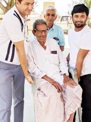 सीकर जिले में लक्ष्मणगढ़ के गाँव रहनावा के 90 वर्षीय दिव्‍यांग दूदाराम जाखड़ ने जयपुर से 180 किलोमीटर अपने गाँव जाकर डाला वोट।