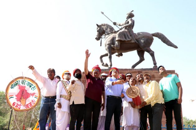 बीकानेर नगर स्थापना दिवस मतदाता जागरुकता महोत्सव के तहत पतंगोत्‍सव में पतंगबाजी करते कलक्‍टर कुमारपाल गौतम।