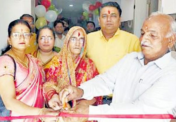 बीकानेर में तुलर्सी सर्किल के पास एक्स-रे गली में स्थित संभव हॉस्पिटल का शुभारंभ करते डॉ. जितेंद्र नांगल की माता रामा देवी और पिता सुरेंद्र कुमार।