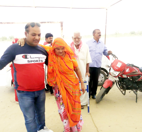बीकानेर में 92 वर्ष मनोहर लाल तंवर अपनी 89 वर्षीय पत्‍नी श्रीया देवी, पुत्र अमरचंद तथा पौत्र उमेश तंवर के साथ वार्ड 58 के रेलवे काँलोनी स्थित बूथ नं. 22 पर अपना मताधिकार का प्रयोग किया